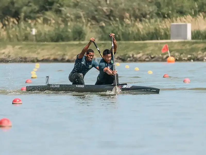 Dupla brasileira comemora medalha de bronze na Copa do Mundo de Canoagem