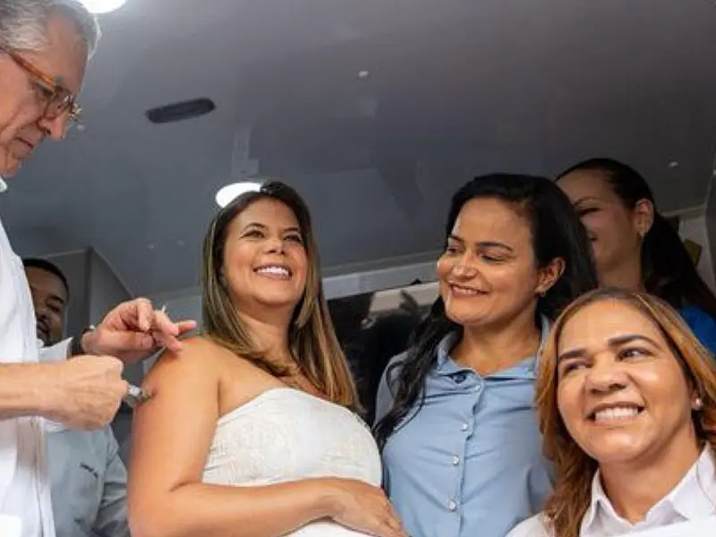 Gestante sendo vacinada contra vírus sincicial respiratório em ação do SUS no Brasil.