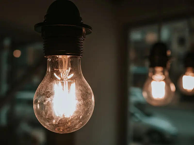 Close-up de lâmpadas acesas simbolizando consumo de energia elétrica