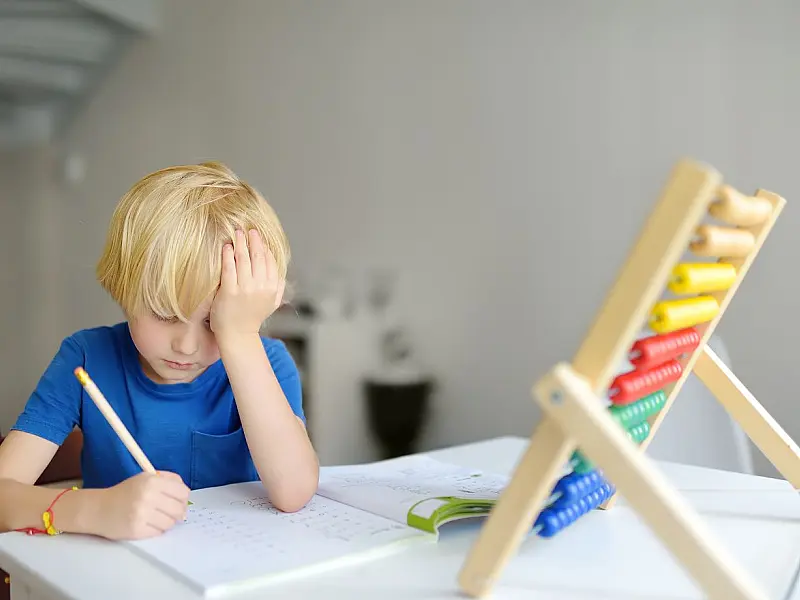 Famílias de crianças com TDAH e autismo podem solicitar benefício assistencial do INSS.