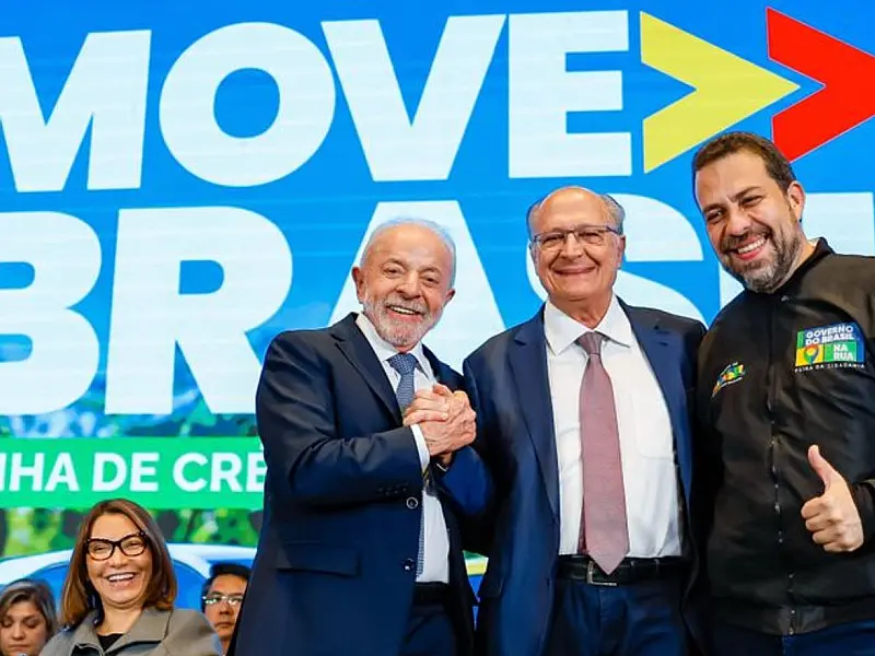 Lula lançou programa de financiamento para motoristas de aplicativos e taxistas em São Paulo.