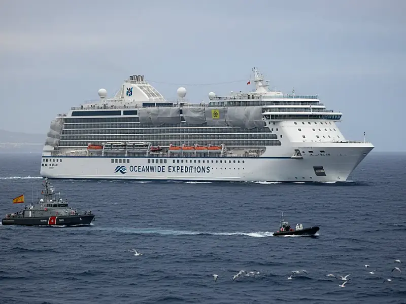 Navio MV Hondius em operação; embarcação enfrenta quarentena rigorosa após mortes por hantavírus.