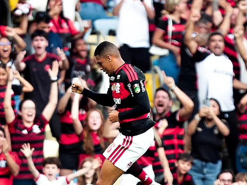 Atacante Samuel Lino celebra um de seus gols na vitória do Flamengo por 3 a 0 no Maracanã.