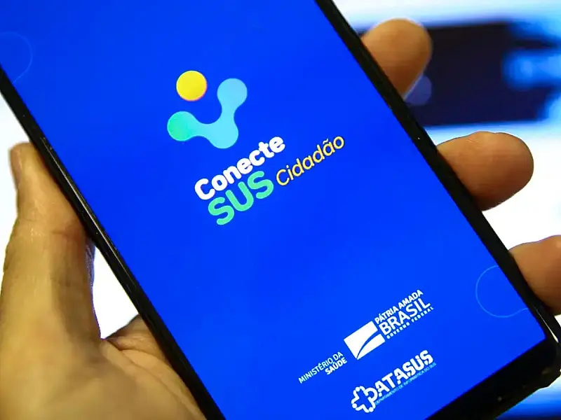 Paciente sendo atendido em unidade do SUS após aprovação de auxílio para transporte e alimentação durante tratamento médico.
