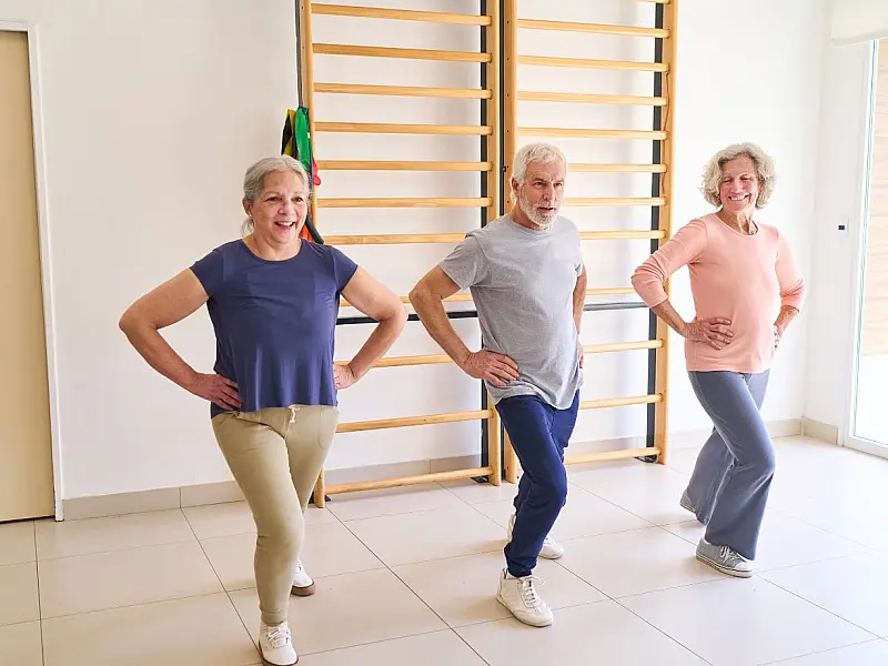 Exercício adaptado com cadeira ajuda idosos a melhorar equilíbrio e postura
