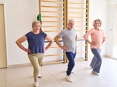 Exercício simples com cadeira ajuda idosos a melhorar equilíbrio