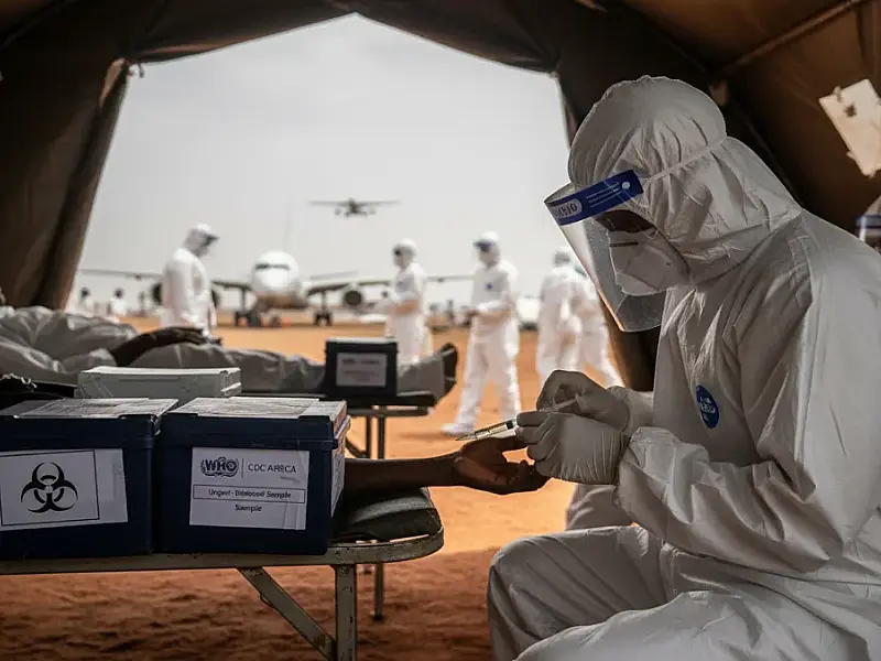 Autoridades de saúde em Uganda intensificam protocolos de isolamento após novos casos de Ebola em Kampala.