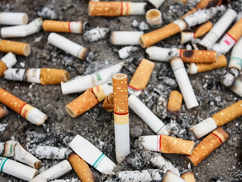 Políticas públicas de conscientização e restrições comerciais impulsionam queda no número de fumantes no país.