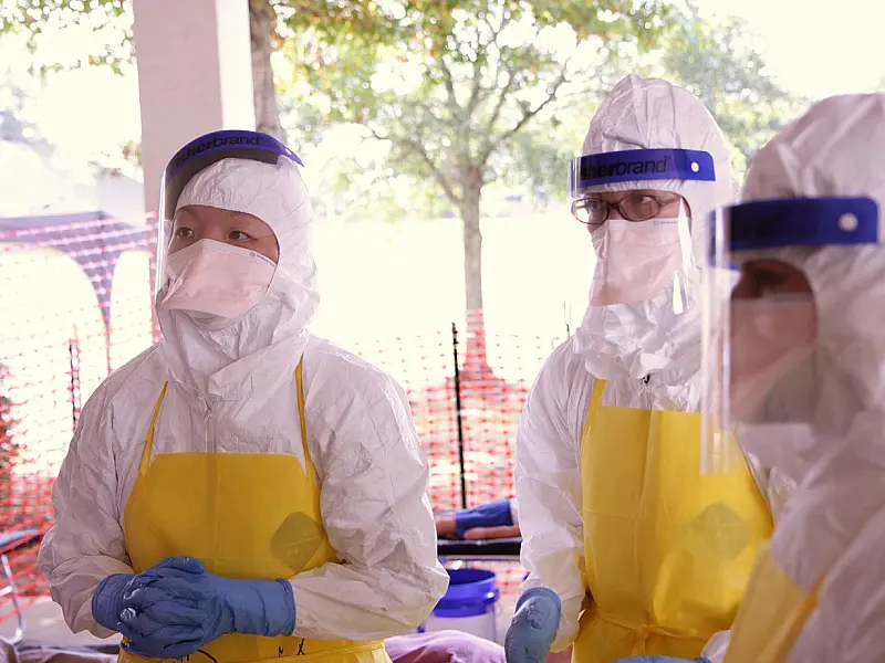 Profissionais de saúde passam por capacitações rígidas para o manejo seguro de Equipamentos de Proteção Individual (EPIs).