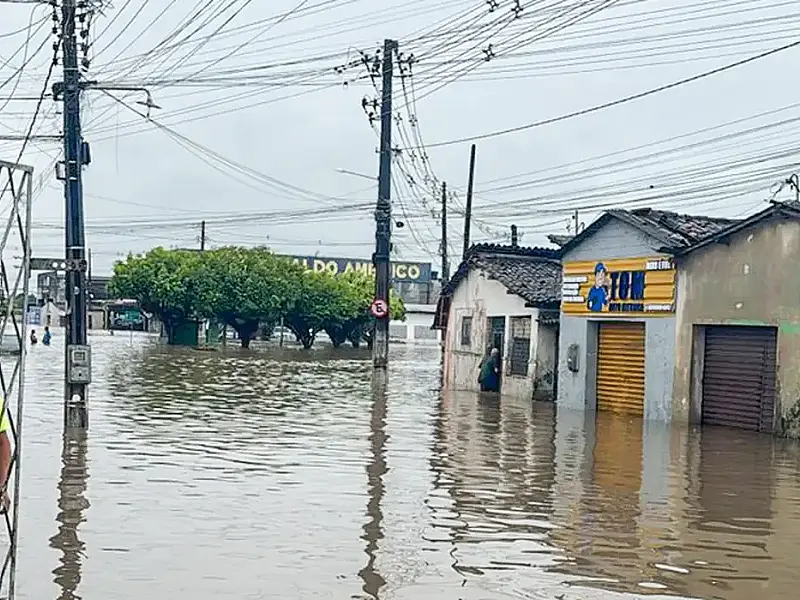 Equipes de resgate e Defesa Civil atuam em áreas alagadas na Paraíba após decreto de calamidade pública.
