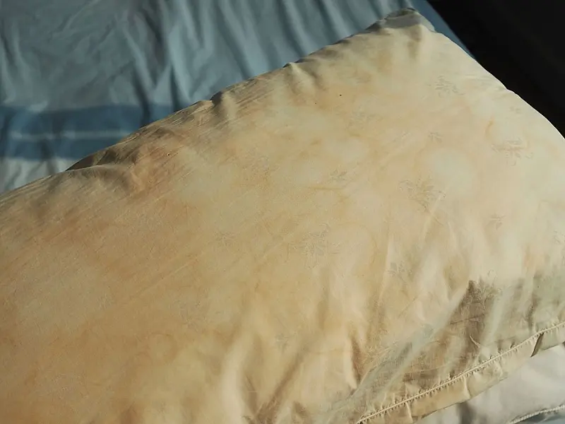 Misturas caseiras ajudam a remover manchas amareladas dos travesseiros.