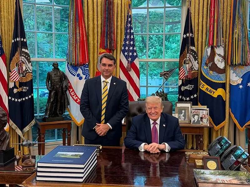 Registro fotográfico em Washington destaca a agenda do senador brasileiro com o mandatário norte-americano.