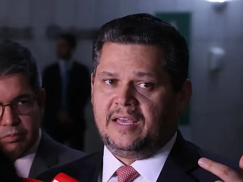 Presidente do Senado, Davi Alcolumbre, sinaliza que proposta de alteração da jornada trabalhista passará por ampla revisão
