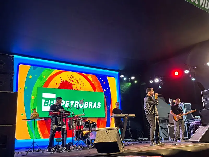 Casais aproveitam a segunda-feira de portões abertos para dançar o autêntico forró pé-de-serra nas ilhas do Parque do Povo.