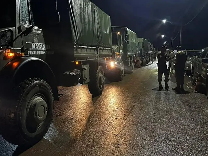 Militares e equipes técnicas brasileiras preparam o embarque de insumos e equipamentos de resgate para a Venezuela na Base Aérea do Galeão
