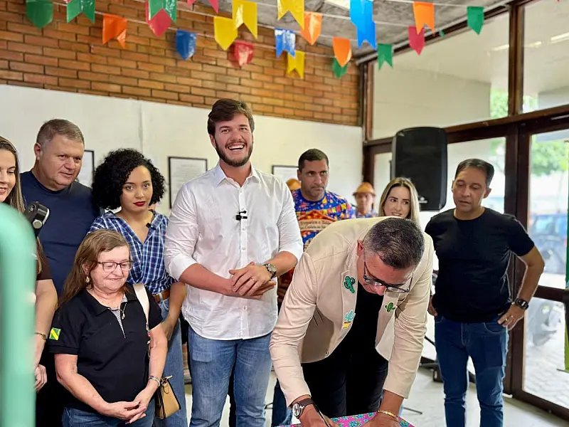 Representantes das agremiações e gestores municipais formalizaram o repasse na sede da secretaria