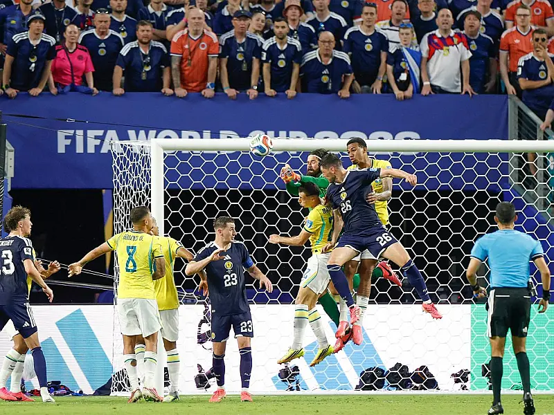 Goleiro Alisson faz intervenção segura e ajuda o Brasil a alcançar a marca inédita de 50 jogos sem sofrer gols em Mundiais