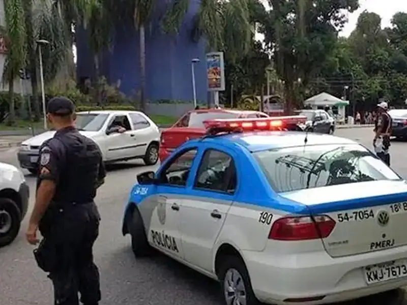 Polícia Militar do Rio de Janeiro reforça policiamento em áreas de conflito após perda de agentes em serviço.