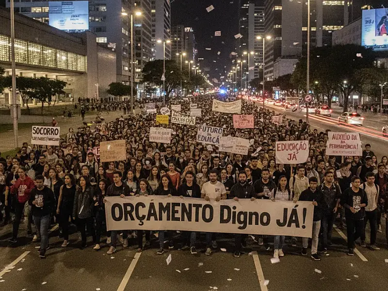 Manifestação de estudantes na Avenida Paulista reivindica mais investimentos para USP, Unesp e Unicamp.