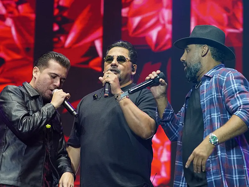 Artistas regionais garantiram a animação do público que lotou a arena central na noite de feriado.