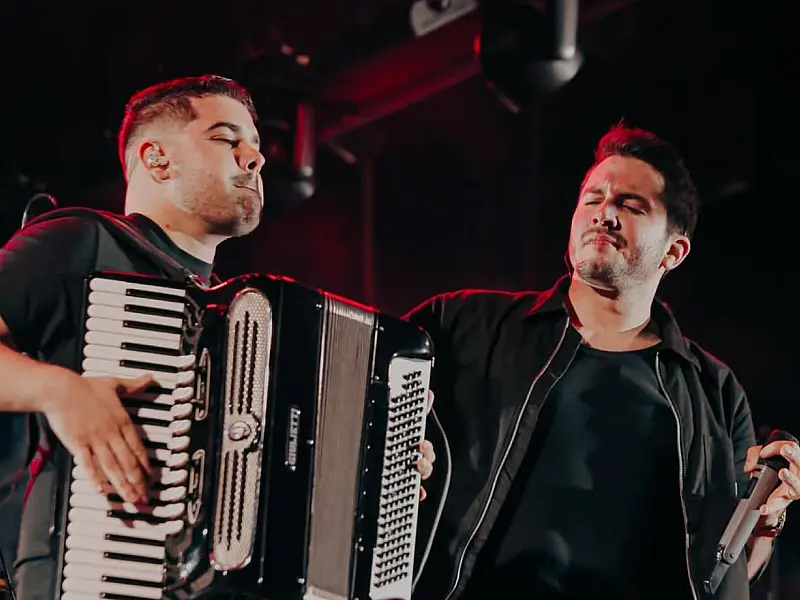 Cantor Jonas Esticado é uma das atrações que encerram a noite no palco principal