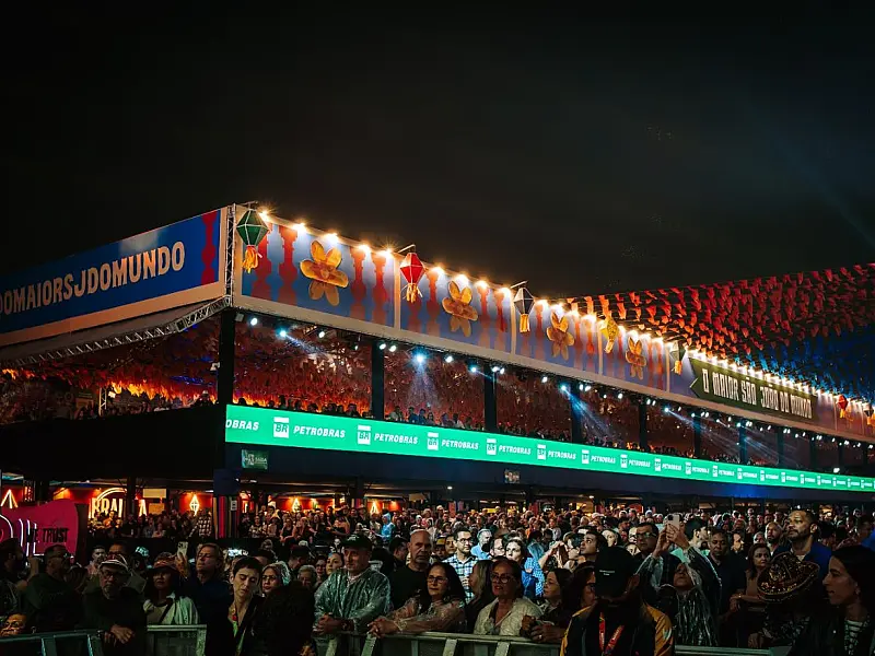 Multidão lota a arena do Parque do Povo em Campina Grande na noite mais emblemática dos festejos juninos de 2026