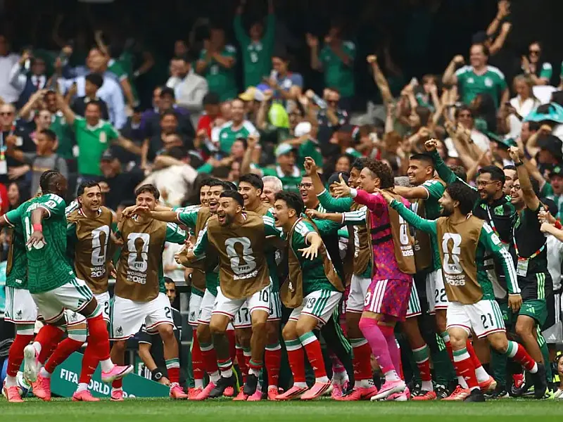 Jogadores da seleção mexicana comemoram o triunfo na primeira rodada do mundial