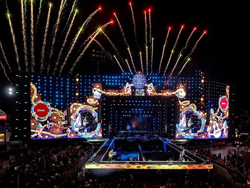 Pátio de Eventos Luiz Lua Gonzaga completamente lotado por mais de 100 mil pessoas na reta final dos festejos