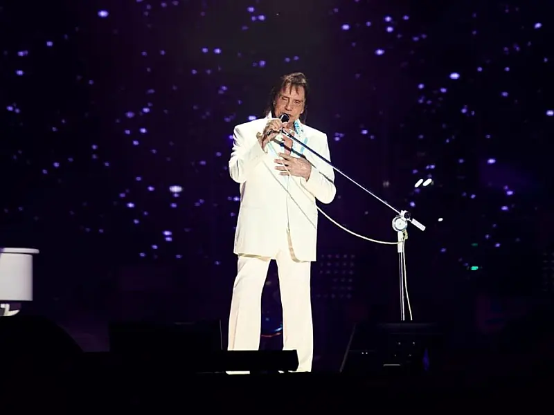 Roberto Carlos se apresenta pela primeira vez no Pátio de Eventos Luiz Lua Gonzaga em Caruaru.