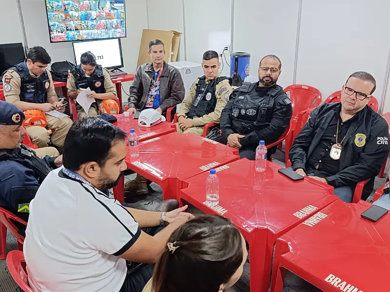 Equipes intersetoriais e forças de segurança pública debatem estratégias de acolhimento no Posto de Comando Integrado