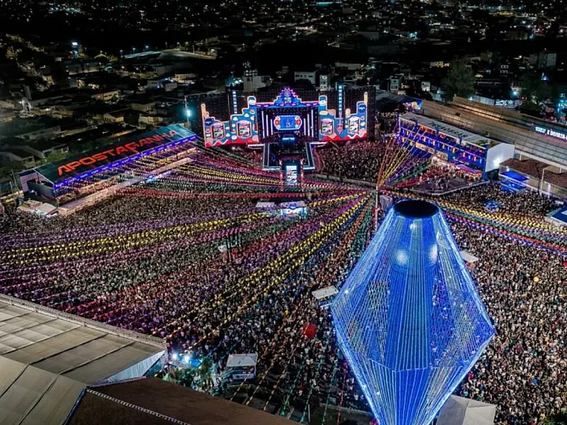 Imagem panorâmica aérea mostra a grandiosidade do público reunido no polo central do município pernambucano