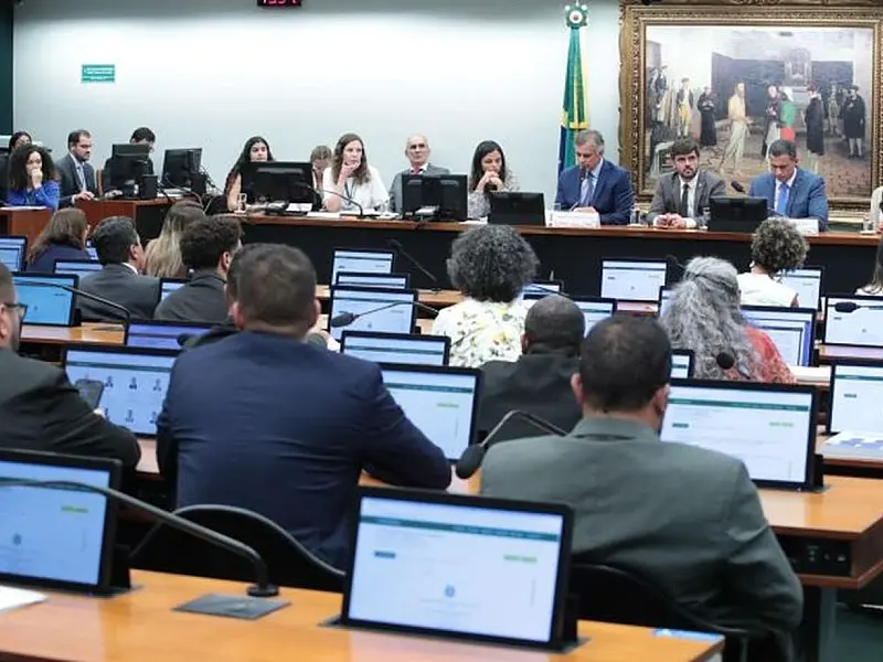 Plenário da comissão técnica registrou discursos polarizados antes da interrupção regimental dos trabalhos