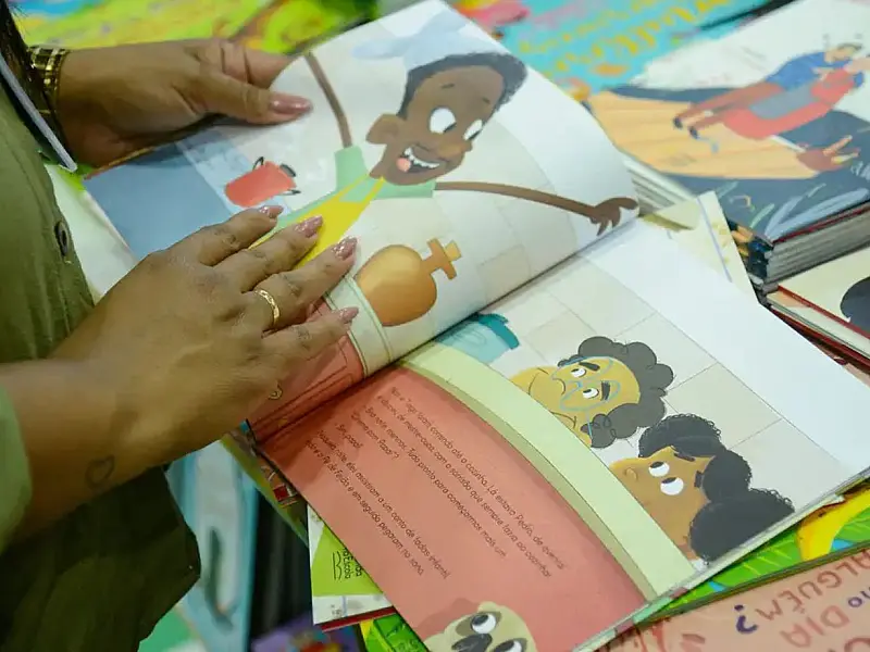 Iniciativa distribui centenas de obras para reforçar o acervo de salas de leitura e bibliotecas comunitárias