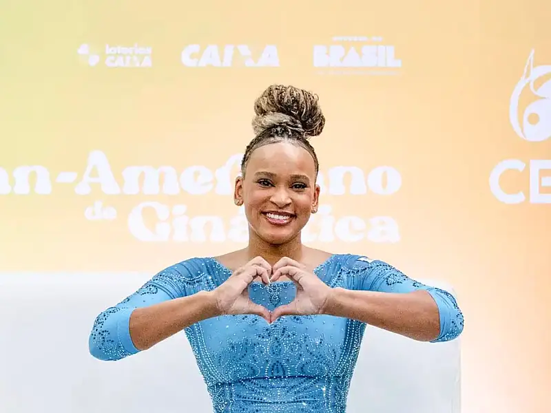 Rebeca Andrade comemora a conquista da medalha de ouro no salto durante o Pan no Rio de Janeiro