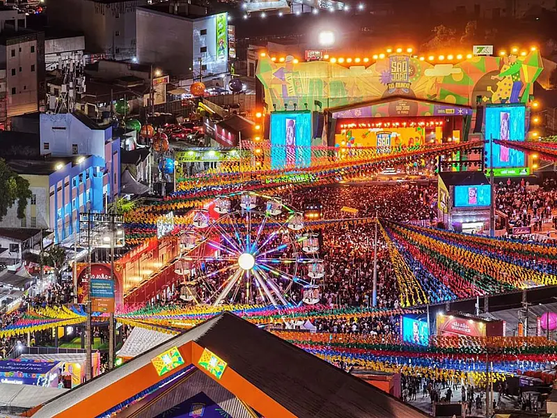 Arena central da Rainha da Borborema recebeu estrutura especial para acolher milhares de fãs do sertanejo e do forró