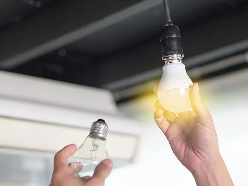 Substituição de lâmpadas antigas por modelos de LED ajuda a atenuar os impactos da bandeira amarela no orçamento familiar