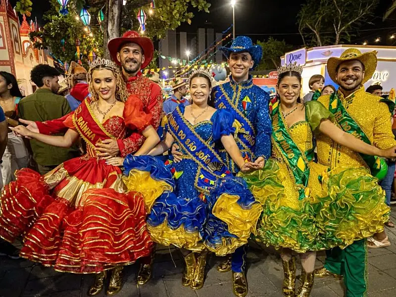 Casais de quadrilhas tradicionais interagem com o público e resgatam as raízes do forró na Estação Ferroviária de Caruaru