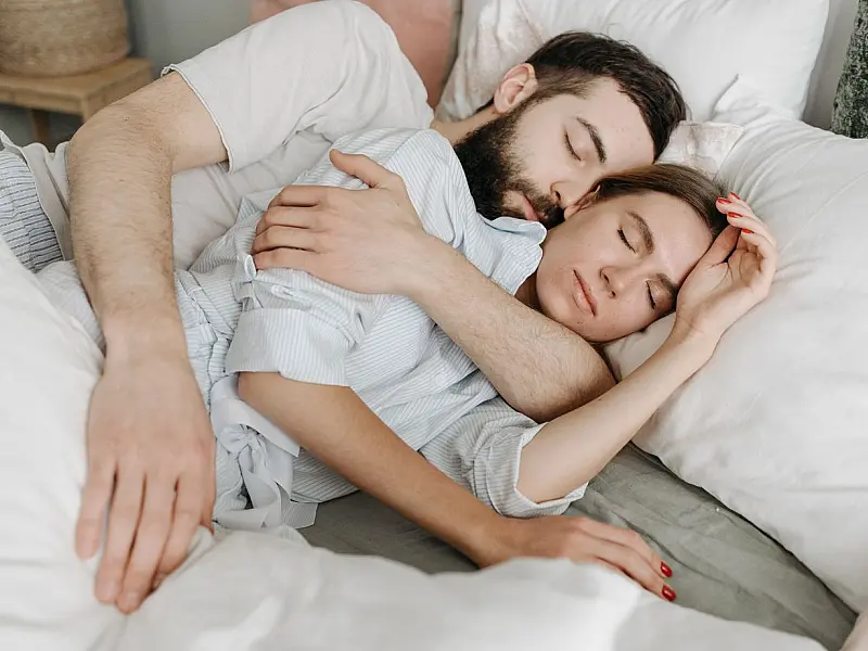 Contato físico antes de dormir estimula hormônios que acalmam o sistema nervoso e melhoram o descanso