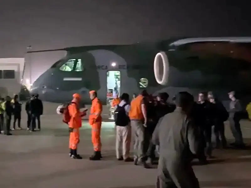 Aeronave de transporte da Força Aérea Brasileira recebe carregamento de insumos médicos para apoiar vítimas de desastre no país vizinho