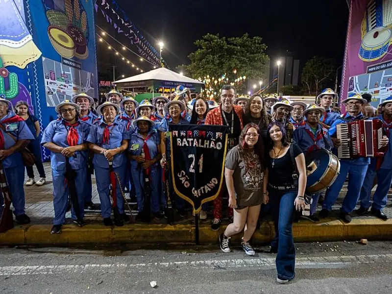 Torcedores dividem espaço com as manifestações da cultura popular na Estação Ferroviária.