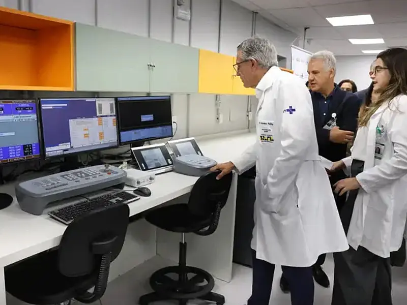Ministro da Saúde, Alexandre Padilha, inspeciona o novo acelerador linear instalado no Hospital Universitário da UFRJ