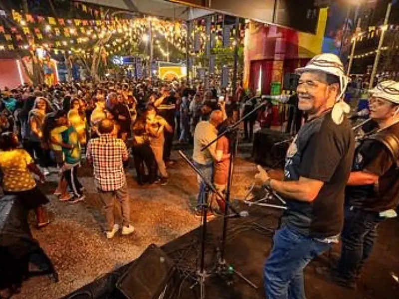 Antigo complexo de trens foi transformado em uma grande vila temática para acolher os forrozeiros