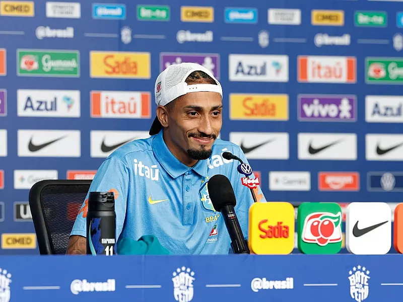 Atacante Raphinha concede entrevista coletiva durante período de treinamentos da Seleção Brasileira em Nova Jersey