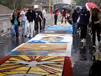 Fiéis superam chuva e montam tapetes de Corpus Christi no Rio