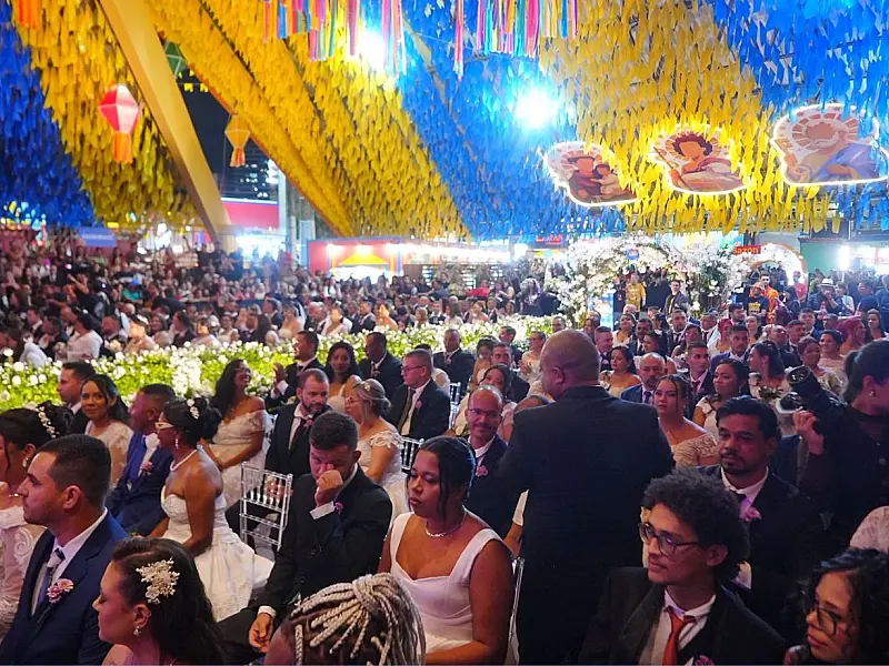 Noivos celebram a união civil em cerimônia festiva na Pirâmide de Campina Grande.