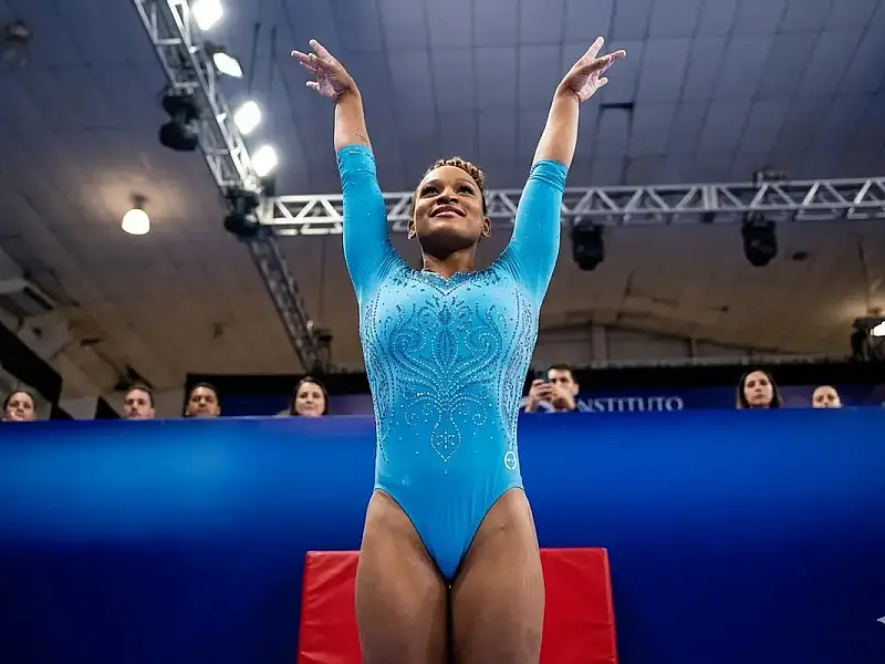 Rebeca Andrade celebra medalha de ouro no salto durante o Pan-Americano de Ginástica Artística no Rio de Janeiro.