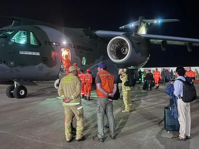 Bombeiros militares brasileiros utilizam cães farejadores na varredura de escombros em áreas afetadas na Venezuela.