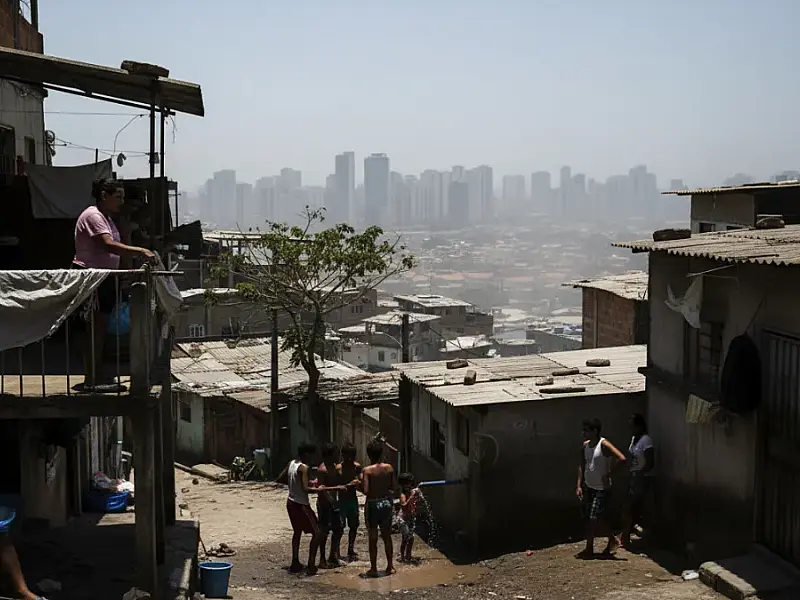 População enfrenta temperaturas recordes em centros urbanos; falta de planejamento agrava riscos à saúde e à produtividade.