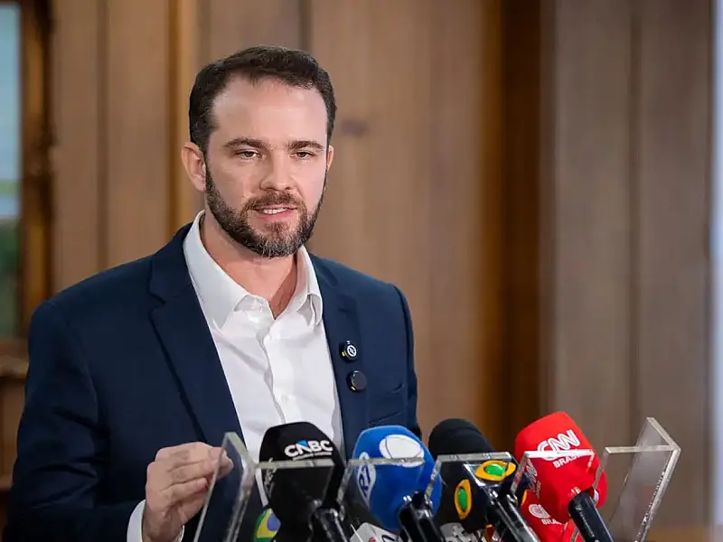 Ministro da Fazenda, Dario Durigan, detalha as novas linhas de crédito destinadas a premiar trabalhadores e estudantes adimplentes