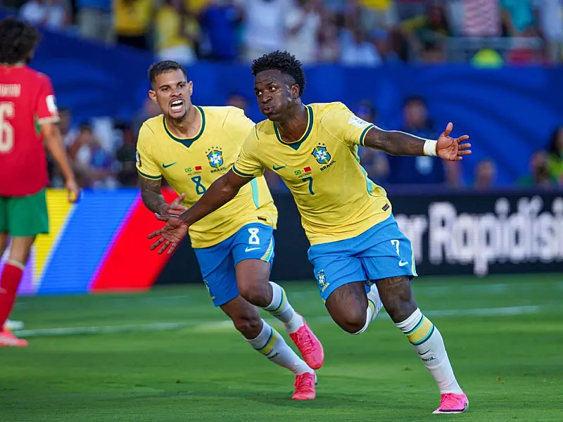 Atacante Vinícius Júnior comemora o seu décimo gol com a camisa da equipe principal do Brasil